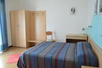 Image de Une chambre double dans une maison d'hôtes gérée par une famille