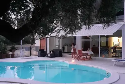 Image de Villa entourée de verdure à quelques pas de la mer