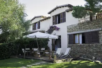Image de Belle villa située à quelques pas de la plage, avec jardin et place de parking.