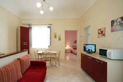 Image de Au centre, 2 marches plages et port avec terrasse et wifi, low cost juin