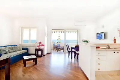 Image de bel appartement en bord de mer, avec balcon, pour 2 à 4 personnes.