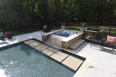 Image de Parfait maison de location isolée maîtres avec piscine de style complexe