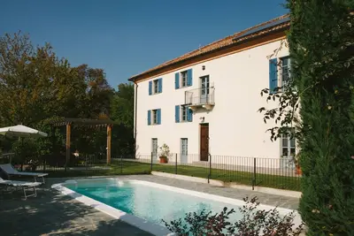 Image de Ferme de luxe traditionnelle du 19ème récemment rénovée avec piscine. Convient aux grands groupes.
