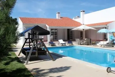 Image de Livres, soleil, lit balançoire, piscine privée chauffée et jardin spacieux pour votre plaisir