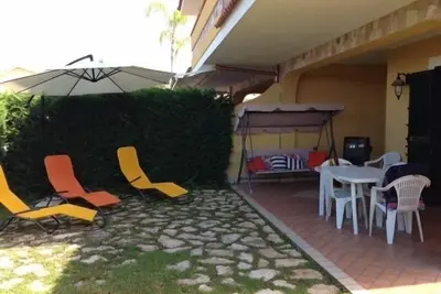 Image de appartement avec jardin dans une villa à 400 mètres du sable doré de Diamond