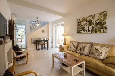 Image de Fab Townhouse avec grand jardin privé, dans le centre de toute l'année Resort