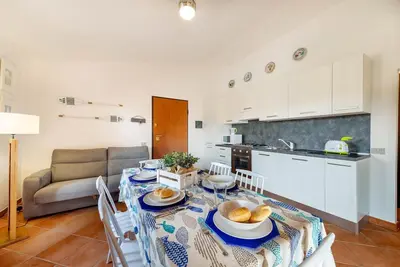 Image de Appartement moderne de trois pièces avec piscine et wifi gratuit