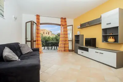 Image de Appartement de deux pièces Via Umbria à 300 mètres. de la mer avec une belle véranda et un parking