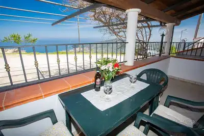 Image de Bel appartement avec vue sur la mer et les montagnes (calme, reposant)