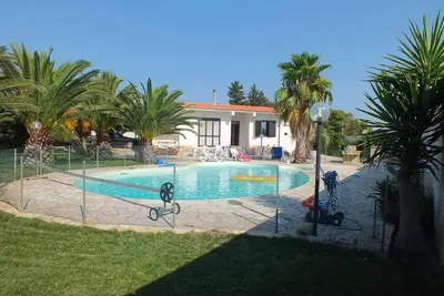 Image de Villa bord de mer piscine jardin ombragé (pool/garden/sun/sea)