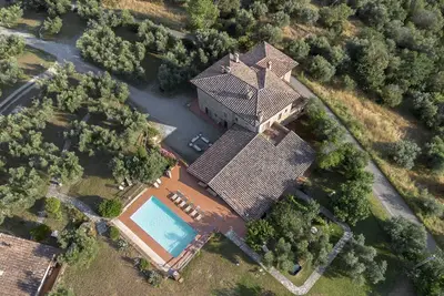 Image de Appartement dans une maison en pierre dans la campagne ombrienne avec piscine
