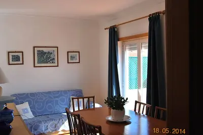 Image de Wifi gratuit _Appartement confortable avec terrasse privée, près de la plage et du golf.