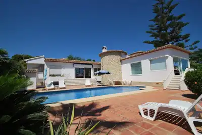 Image de Villa de vacances à la plage et au village avec piscine privée