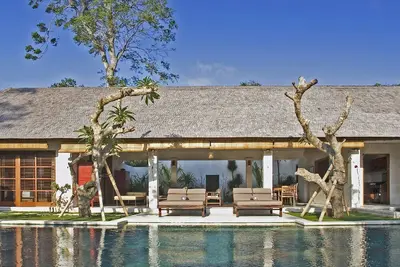 Image de Deluxe 3 Bedroom Villa10 Près de la plage de Seminyak & Kudeta;