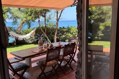 Image de Villa en bord de mer avec terrasses, jardin et pelouses autour d'un accès direct à la mer