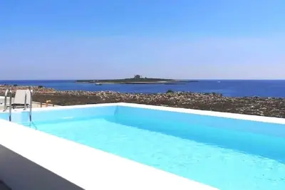 Image de appartement exclusif dans une villa sur la mer en face de l'île de Capo Passero