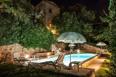 Image de Beau studio situé dans un parc avec jardin privé, piscine, parking