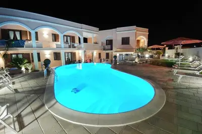 Image de Chambre d'hĂ´tes Vignali Family room 2 with pool view
