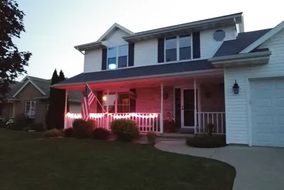 Image de Belle maison 3br avec piscine 2. 3 miles de Eaa