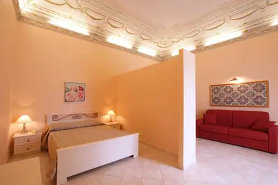 Image de Élégant et confortable, dans le centre-ville à 2 pas de la mer avec terrasse et wifi