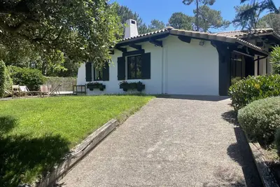 Image de Villa traditionnelle Basque avec piscine, terrasses, plage et commerces à pied.