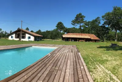 Image de Logement authentique du XXeme siècle et tout confort (piscine, jacuzzi)
