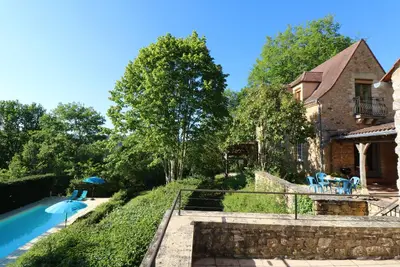 Image de Adorable Maison En Pierre Avec Vaste Jardin Et Piscine Chauffee Proche Sarlat