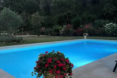 Image de Superbe maison de 4 chambres avec piscine privée et court de tennis dans un cadre paisible