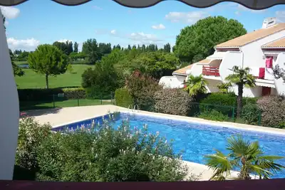 Image de Belle Maison De Vacances Avec Vue Sur Piscine Et Golf (Réf. Fr6vhpkx)