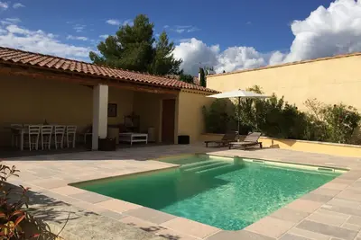 Image de Au pied du Luberon, belle maison provençale avec piscine, et vue sur le Luberon