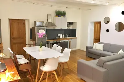 Appartement 70m2 sur la port - 6-8 personnes. Accès en tramway de l’aéroport.