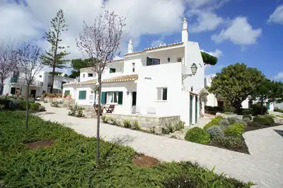 Image de Maison de ville de 3 chambres à moins de 3 minutes à pied de la plage de Vale do Lobo et \"Praça\"