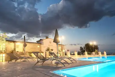 Image de Maison de campagne, 10 chambres et 10 salles de bains, piscine d'eau salée, panoramique.