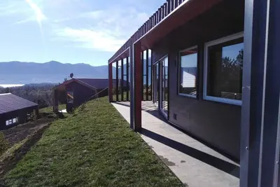 Image de Beauty Cabin dans un endroit incroyable, entouré de campagne et de la meilleure vue sur le lac.