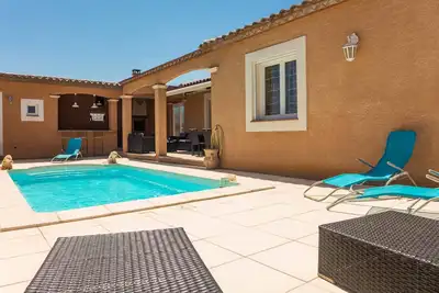 Image de Belle maison avec piscine privée dans charmant village traversé par le canal