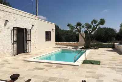 Villa avec piscine, entourée d'espaces verts et d'Alberobello et Martina F. .