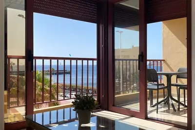 Image de Première ligne de plage, Wifi gratuit, climatisation et garage #