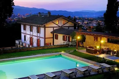 Image de Spacieuse Villa Noble Avec Tout Le Confort, Située Dans Un Endroit Paisible Arezzo