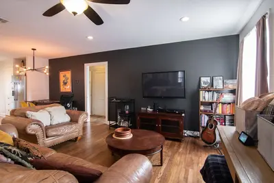 Image de Maison Clarksville rustique et récemment rénovée avec Airstream And Tour Bus
