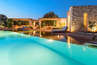 Image de Villa de luxe pour 6 personnes avec piscine au sel et au milieu de 14 000m2