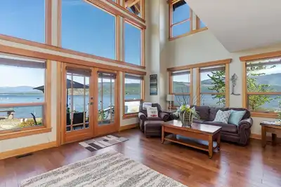 Image de \"Vrai\" propriété au bord du lac Shuswap - Accès au lac par votre porte arrière!