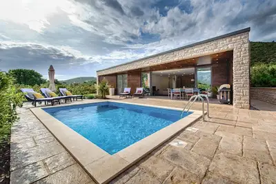 Image de Des vacances pour l'âme dans un bungalow neuf et moderne avec piscine et vue mer