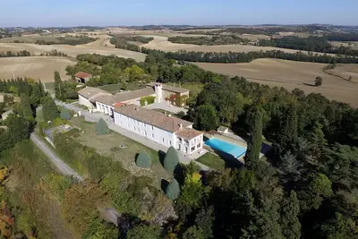 Image de 125 m², 4 chambres, 10 à 12 personnes, piscine, tennis, parc 12 hectares. . .