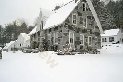 Image de circa 1850 Elégant Stone House sur 50 Acres