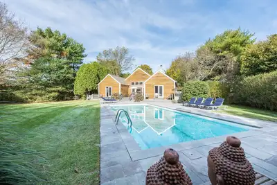 Image de Bridgehampton South Village Gem. Emplacement, emplacement, emplacement! !