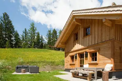 Image de Lodge de montagne exclusif avec sauna, spa extérieur, cheminée et beau jardin