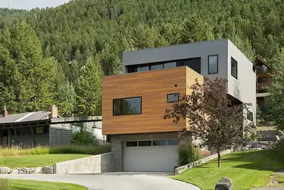 Image de En ville, habitez à son meilleur dans cette maison de trois chambres nouvellement construite à plusieurs niveaux.
