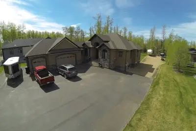 Image de Sylvan Lake Executive Home, à 5 minutes à pied de la plage