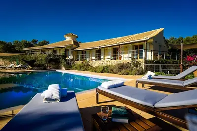 Image de Villa de grand design, grande piscine privée avec vue panoramique sur la mer
