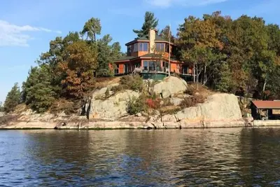 Image de 15% RÉDUITS. . . Île privée. . . Maison spacieuse. . . Pêche superbe. . . côté Manche